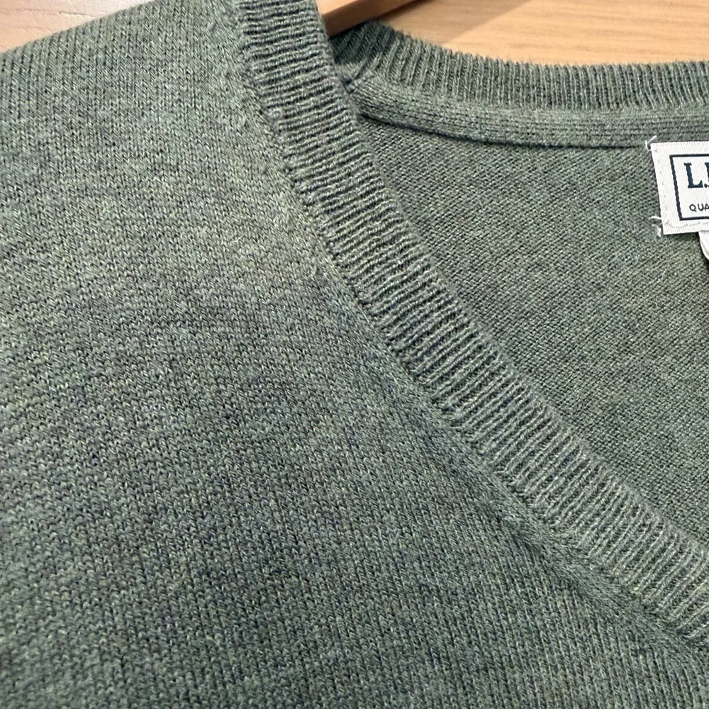 Vintage L.L. Bean Men's Classic V-Neck Sweater Army Green 90's / Cotton / M-REG